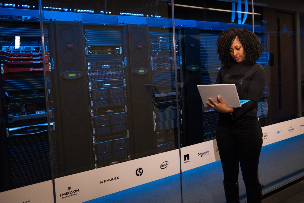 Femme travaillant dans un data center du futur