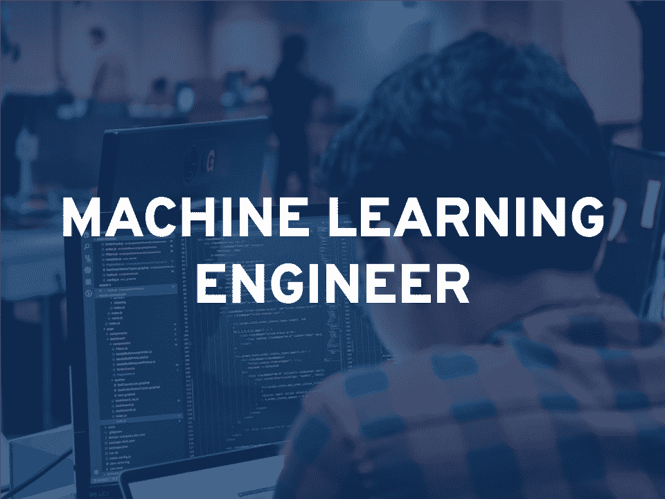 ingénieur en machine learning devant son ordinateur