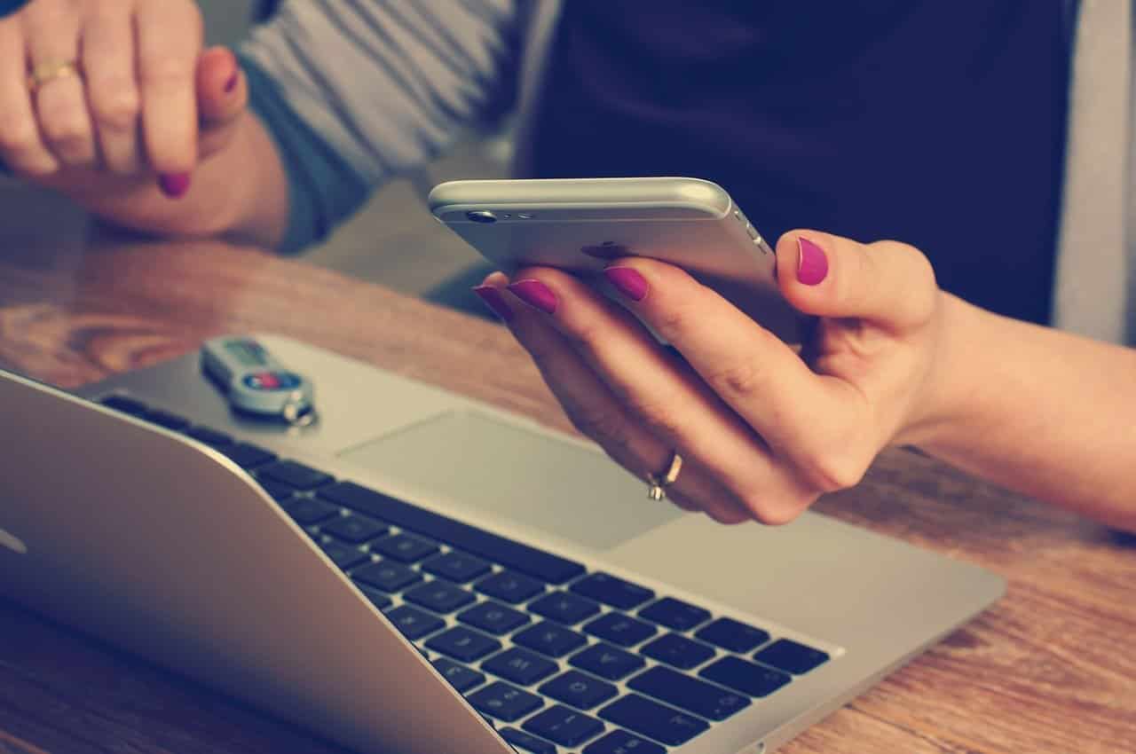 femme d'affaire utilisant la téléphonie cloud pour son travail