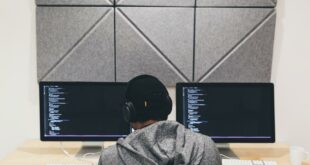 data engineer sur son poste de travail