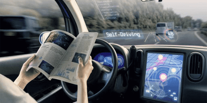 Femme qui lit un livre en voiture grâce à son véhicule autonome