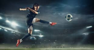 football big data femme coup de pied balle stade