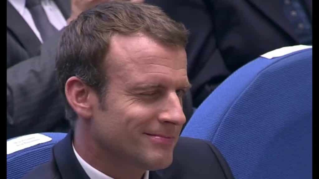 macron clin d'oeil