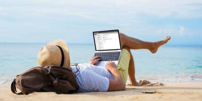 freelance travaillant sur la plage