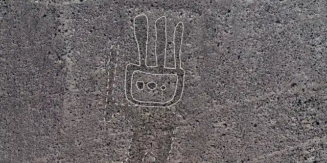 géoglyphe pérou humanoide