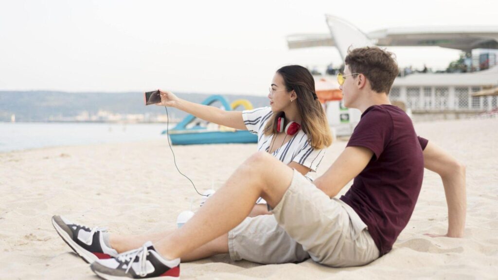 des utilisateurs d'Ubigi eSIM sur la plage