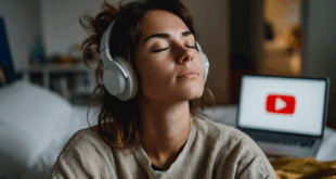 Une femme qui écoute de la musique sur YouTube