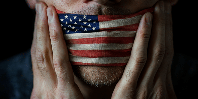 Un scientifique avec une bouche cachée par un drapeau américain