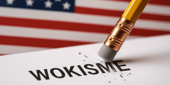 Une gomme qui efface le mot wokisme avec un drapeau des USA au fond