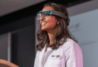 Une femme avec les nouvelles lunettes AR de Google