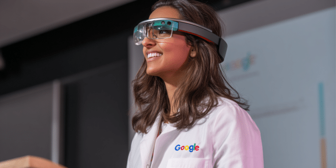 Une femme avec les nouvelles lunettes AR de Google
