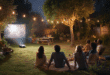 Un projecteur 4K Anker en pleine action lors d'une soirée barbecue.