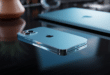 Image conceptuelle élégante d’un iPhone 17 Pro flottant en lumière tamisée, dans sa nouvelle teinte Bleu ciel (YuangFeng Blue)