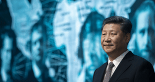 Xi Jinping devant un affichage de la désignation des hackers de la NSA.