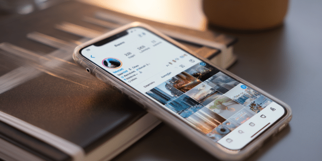 Un smartphone affichant une interface imaginaire de réseau social de ChatGPT