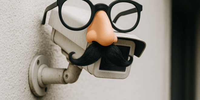 Une caméra avec une paire de lunettes et des moustaches