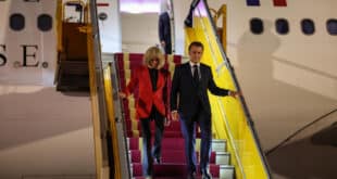 "Ce n’était pas une gifle", dément l’Élysée, mais Macron enflamme déjà le web