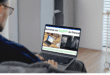 Un homme en train de regarder la page d'accueil de Chat GPT France