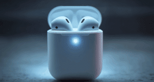 Un gros plan sur une paire d’AirPods où l’on voit subtilement une mini-caméra intégrée