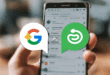Un smartphone Android tenu en main, affichant deux bulles de dialogue Google et OpenAI