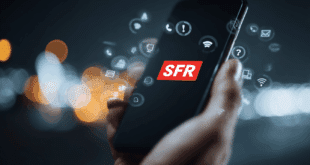 Une photo d'un montrant un smartphone dans une main avec l’écran affichant le logo SFR en rouge