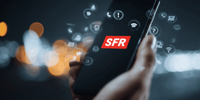 Une photo d'un montrant un smartphone dans une main avec l’écran affichant le logo SFR en rouge