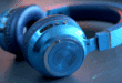 Un casque bleu pour illustrer le XM6 de Sony