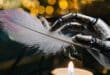 Une main robotique qui tient une plume