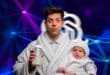 PDG d'OpenAI, bébé àla main, biberon dans l'autre,