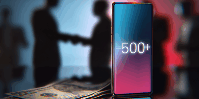 une téléphone montrant le chiffre 500+, en arrière plan : des silhouettes flous