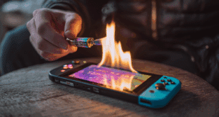 Une main qui allume un briquet pour immoler Switch 2 par le feu