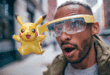Un utilisateur portant des lunettes AR futuristes, face à un Pikachu en 3D qui flotte devant lui dans le monde réel