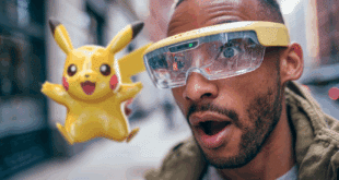 Un utilisateur portant des lunettes AR futuristes, face à un Pikachu en 3D qui flotte devant lui dans le monde réel