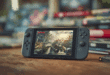 Une Nintendo Switch 2 posée sur une table, avec l'écran affichant un jeu