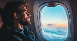 un homme qui voyage sereinement dans un avion