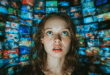une femme confuse devant des milliers de vidéos IA