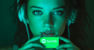 Une femme tenant une carte Spotify
