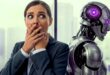 une femme regardant de travers un robot