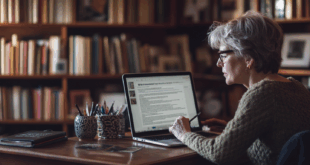 Une écrivaine travaillant sur un document .docx sur son ordinateur portable, entourée de livres, illustrant la création de contenu