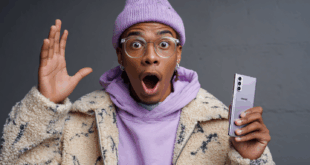 un jeune étonné devant un smartphone Samsung Galaxy A56