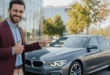 un homme pointant du doigt une voiture BMW