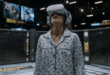 une femme explore UFC Apex Octagon via HyperSpace de Meta.