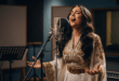 Une femme chantant dans un studio