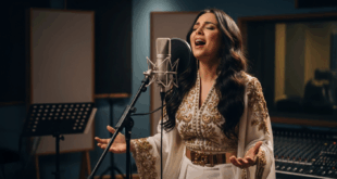 Une femme chantant dans un studio