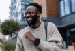 Un homme ravi d’avoir fait une bonne affaire avec sa Google Pixel Watch 3 au poignet.