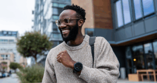 Un homme ravi d’avoir fait une bonne affaire avec sa Google Pixel Watch 3 au poignet.