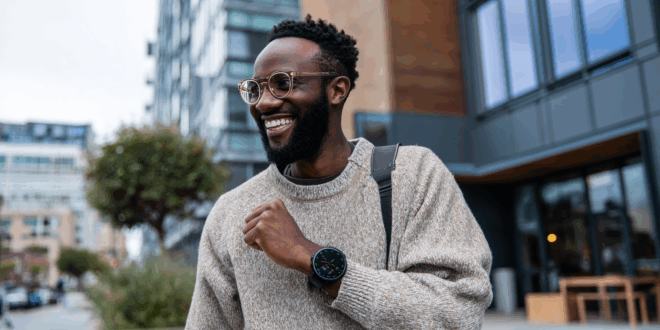 Un homme ravi d’avoir fait une bonne affaire avec sa Google Pixel Watch 3 au poignet.