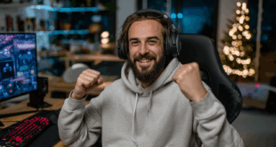 Un homme très content avec son casque gaming sans fil