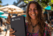 Une personne souriante tenant une PS5 Slim