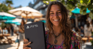 Une personne souriante tenant une PS5 Slim